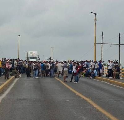 Pescadores-bloquean-puentes-y-casetas-en-Veracruz-y-Tamaulipas-para-exigir-apoyos-tras-derrame-de-hidrocarburo