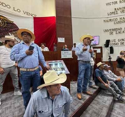Productores-de-frijol-irrumpen-en-el-Congreso-de-Zacatecas-y-montan-planton-por-retrasos-en-acopio