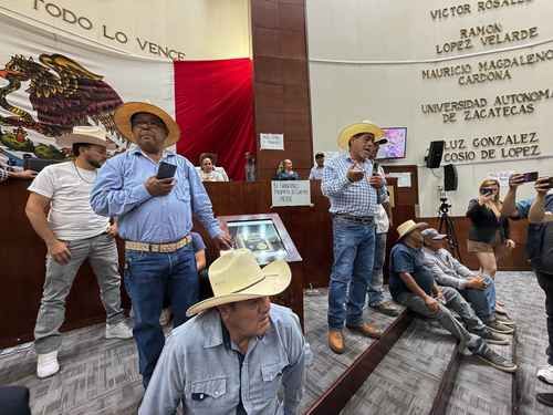 Productores-de-frijol-irrumpen-en-el-Congreso-de-Zacatecas-y-montan-planton-por-retrasos-en-acopio