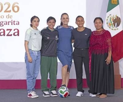 Sheinbaum-entrega-su-boleto-para-la-inauguracion-del-Mundial-a-una-joven-veracruzana