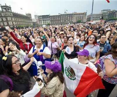 Sheinbaum-recibe-a-BTS-en-Palacio-Nacional-la-banda-saluda-al-Zocalo-desde-un-balcon