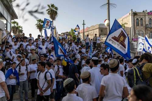 Ultranacionalistas-corean-muerte-a-los-arabes-en-la-marcha-del-Dia-de-Jerusalen-Ben-Gvir-iza-la-bandera-en-Al‑Aqsa