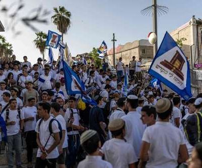 Ultranacionalistas-gritan-muerte-a-los-arabes-en-la-marcha-del-Dia-de-Jerusalen-Ben‑Gvir-iza-bandera-en-Al‑Aqsa
