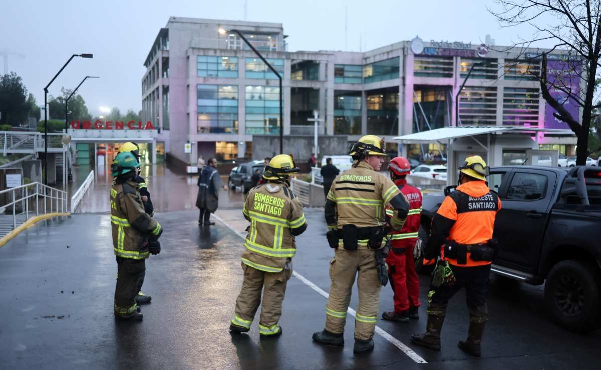 Aluvion-en-Las-Condes-deja-seis-heridos-y-arrastra-vehiculos-en-Santiago-de-Chile
