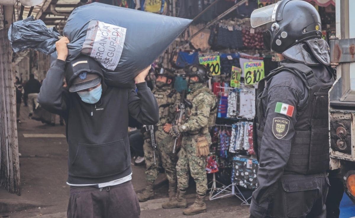 Aseguran-9-mil-18-piezas-de-ropa-presuntamente-apocrifa-en-Tepito