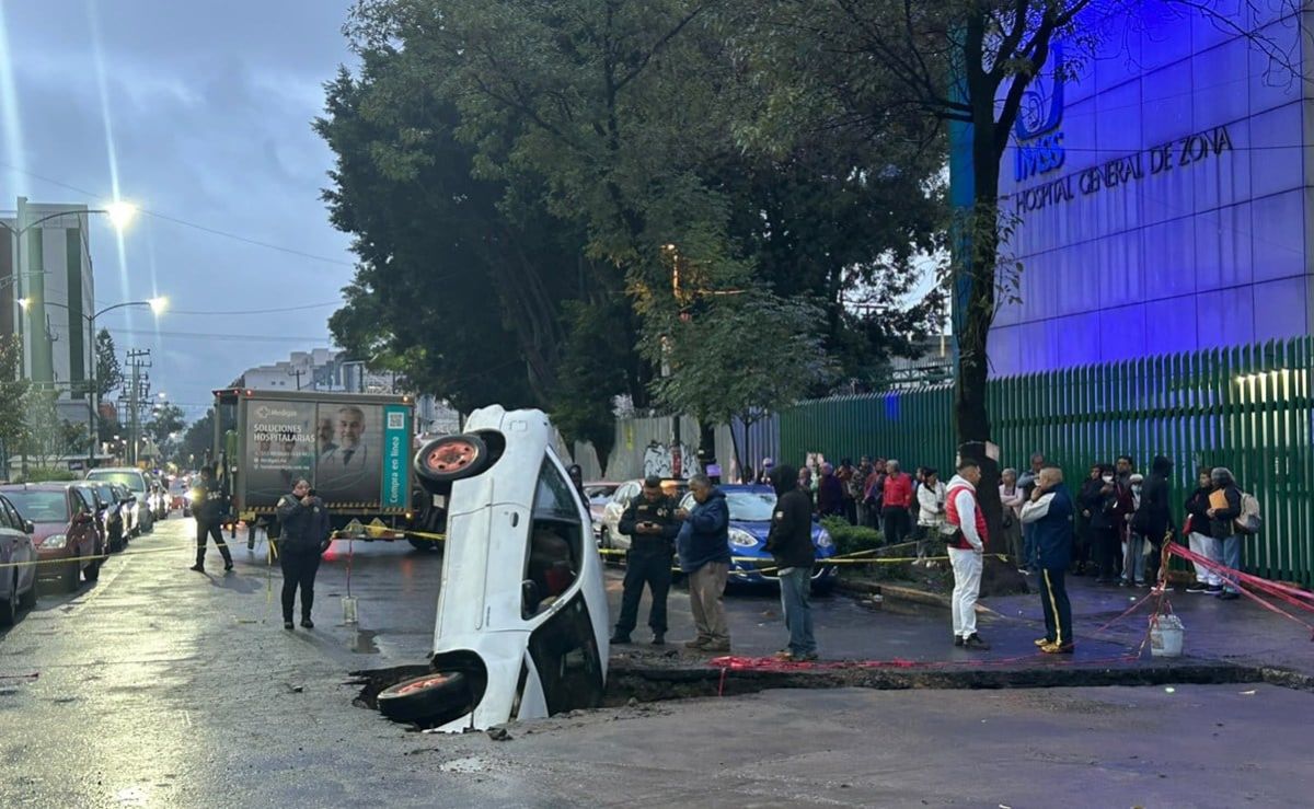 Automovilista-cae-con-su-vehiculo-en-mega-socavon-de-la-alcaldia-Cuauhtemoc
