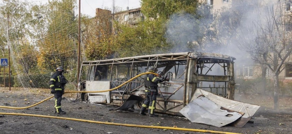 Bombardeo-ruso-contra-dos-autobuses-en-Kramatorsk-deja-al-menos-30-muertos