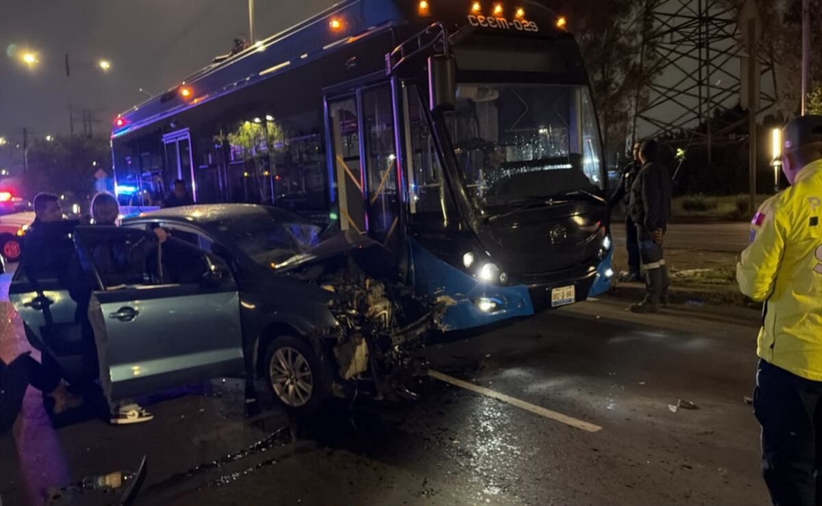 Choque-entre-automovil-y-trolebus-deja-dos-lesionados-en-Iztapalapa