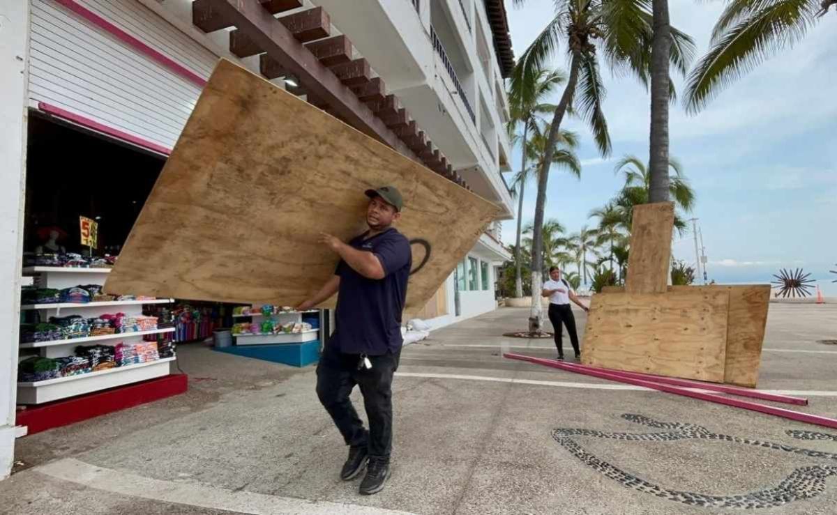 Comerciantes-refuerzan-el-malecon-de-Puerto-Vallarta-ante-amenaza-del-huracan-Simon