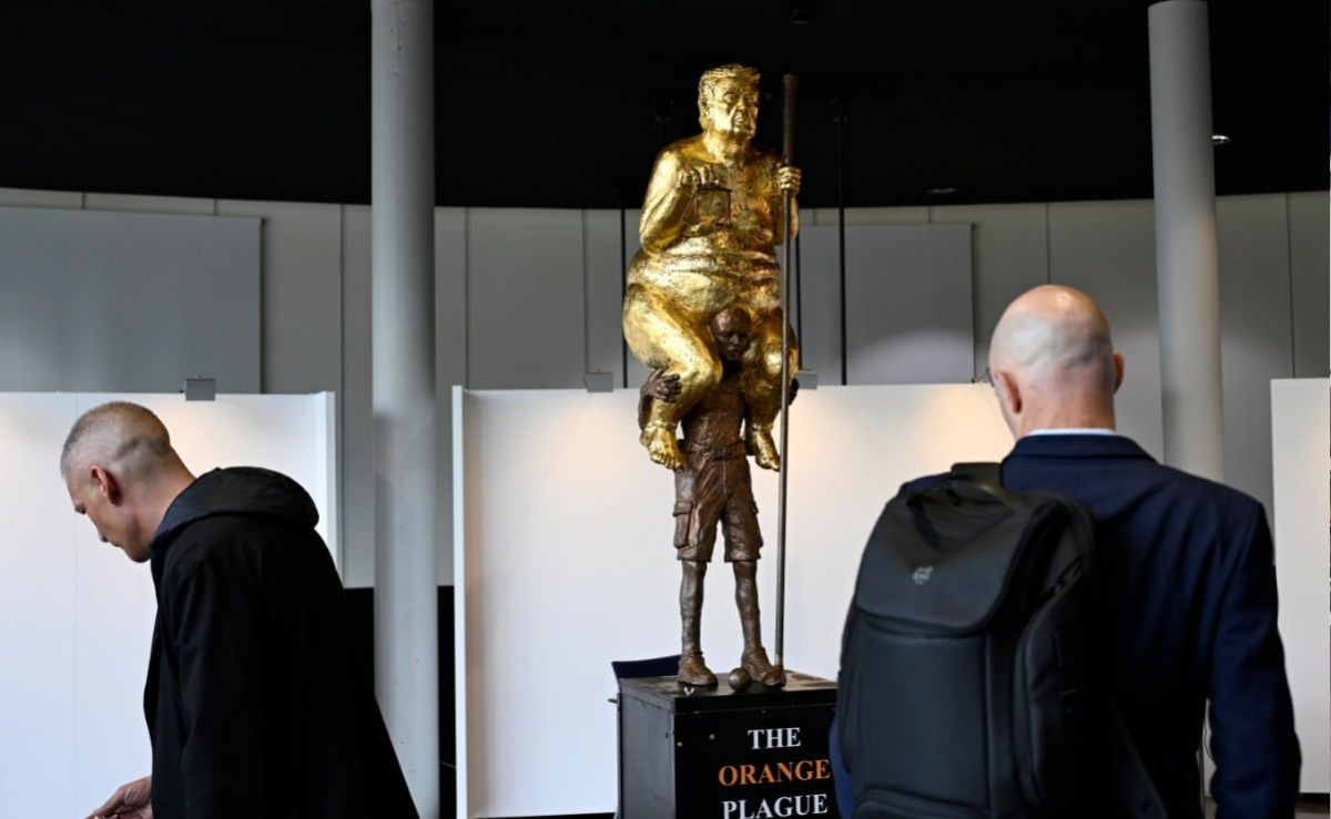 Eslovaquia-exige-retirar-una-escultura-satirica-de-Trump-del-Parlamento-Europeo