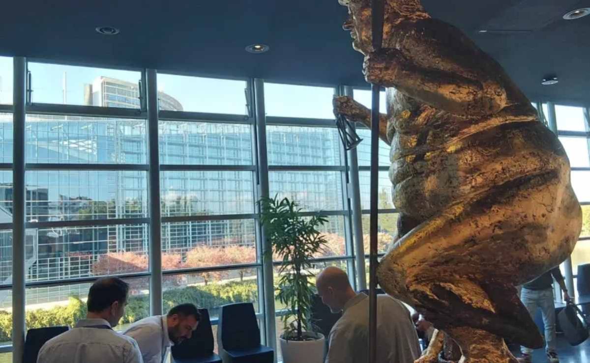 Estatua-dorada-de-Trump-desnudo-llega-al-Parlamento-Europeo-en-Estrasburgo