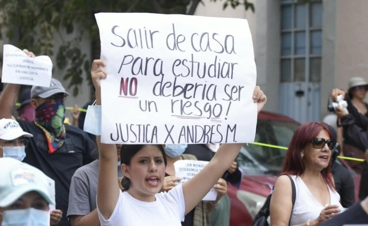 Estudiantes-de-la-UAEM-marchan-en-Cuernavaca-para-exigir-justicia-por-companeros-asesinados