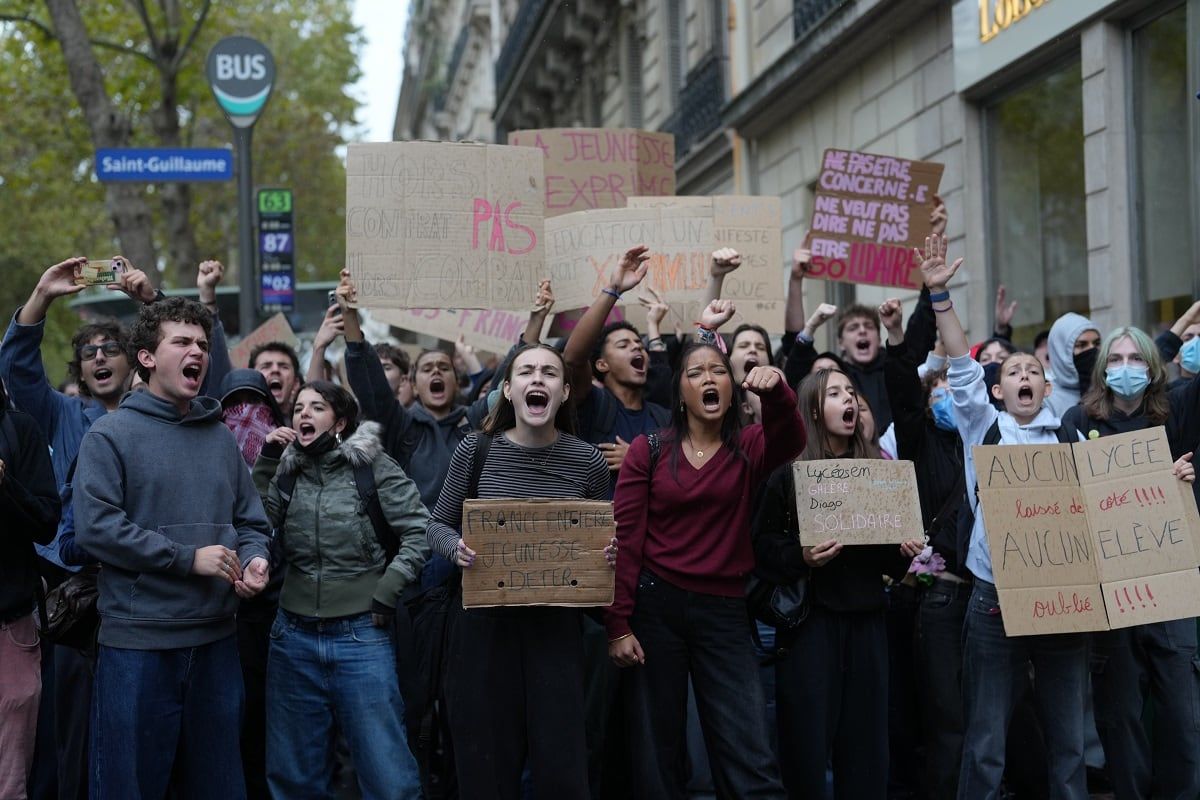 Francia-suspende-granadas-aturdidoras-en-protestas-estudiantiles-tras-lesion-de-un-menor