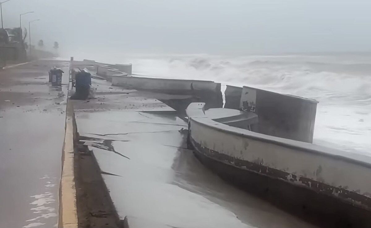Fuerte-oleaje-dana-el-malecon-de-Playa-Ceuta-y-restringen-el-acceso-en-Elota
