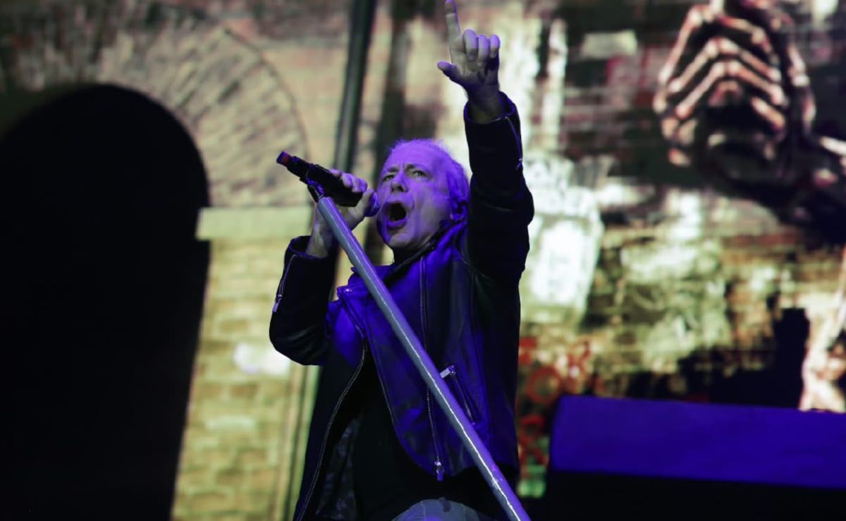 Iron-Maiden-enfrenta-la-lluvia-y-hace-cantar-a-sus-fans-en-el-Estadio-GNP-Seguros