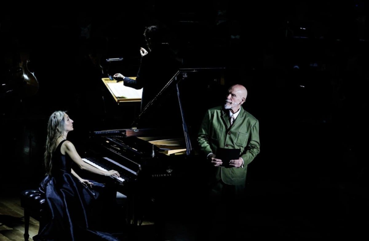 John-Malkovich-lleva-la-paranoia-de-Informe-sobre-ciegos-a-la-Sala-Nezahualcoyotl