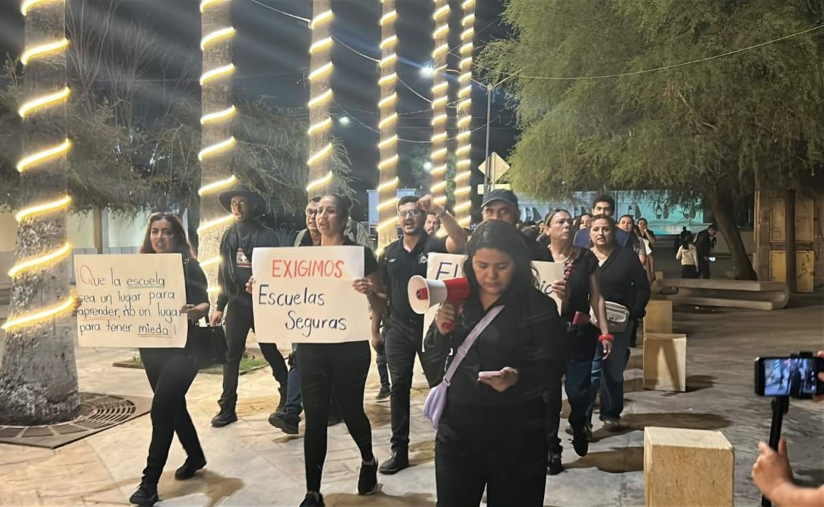 Maestros-marchan-en-Torreon-para-exigir-seguridad-en-las-escuelas-tras-ataque-en-secundaria