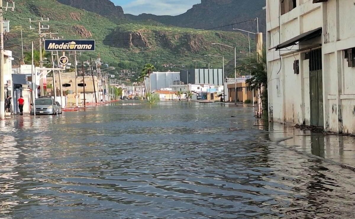 Marea-alta-inunda-calles-y-viviendas-en-Guaymas-y-Empalme-Sonora
