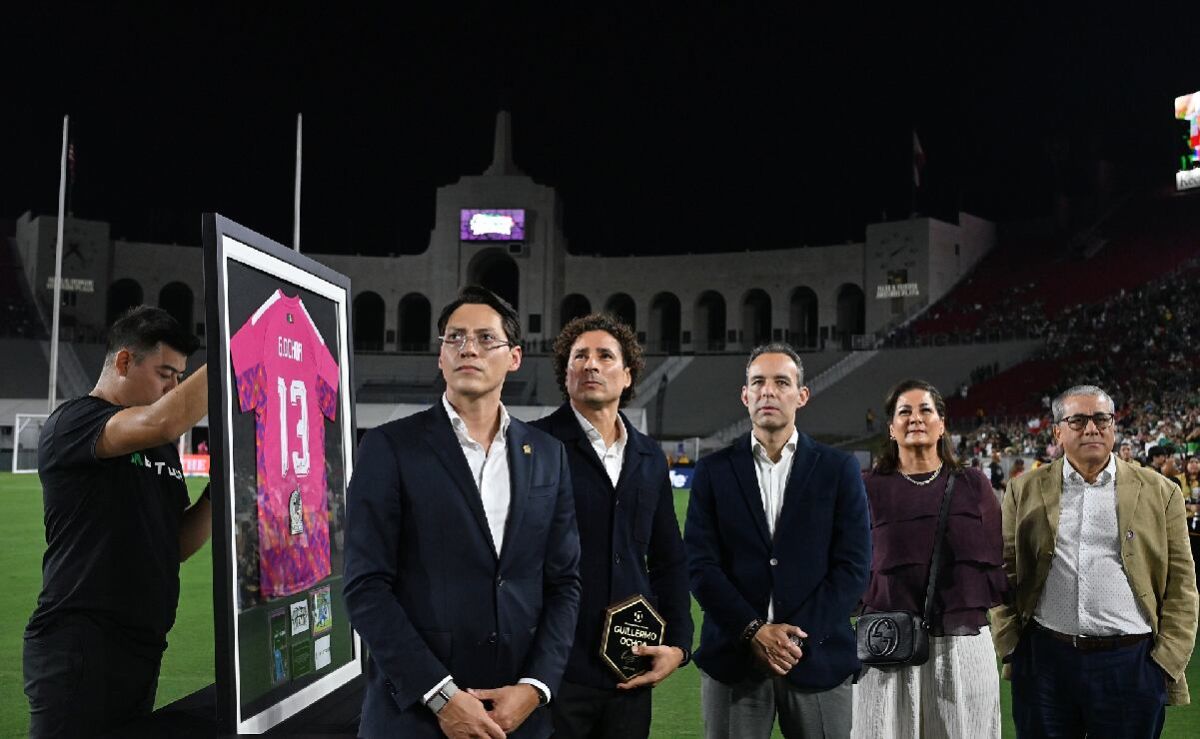 Memo-Ochoa-recibe-homenaje-a-su-carrera-previo-al-Mexico-vs-Chile