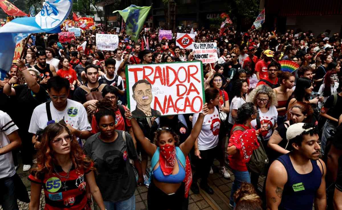 Miles-marchan-en-Rio-de-Janeiro-contra-Flavio-Bolsonaro-antes-de-la-segunda-vuelta-en-Brasil