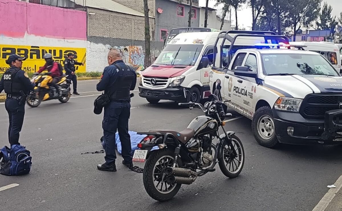 Muere-motociclista-tras-chocar-contra-camion-de-transporte-publico-en-Venustiano-Carranza