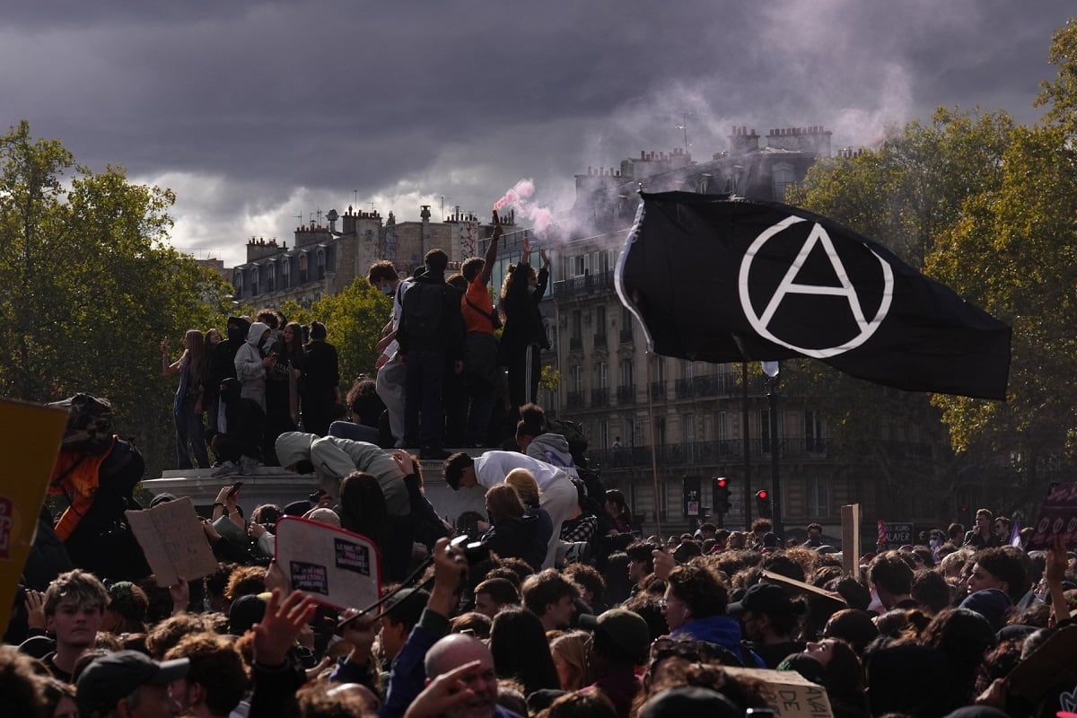 Policia-usa-gas-lacrimogeno-contra-estudiantes-atrincherados-en-Paris