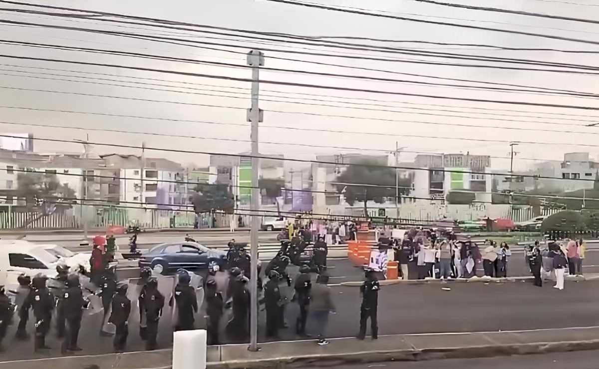 Policias-encauzan-a-trabajadores-del-IMSS-y-liberan-vialidades-en-Eje-3-Oriente-y-Viaducto