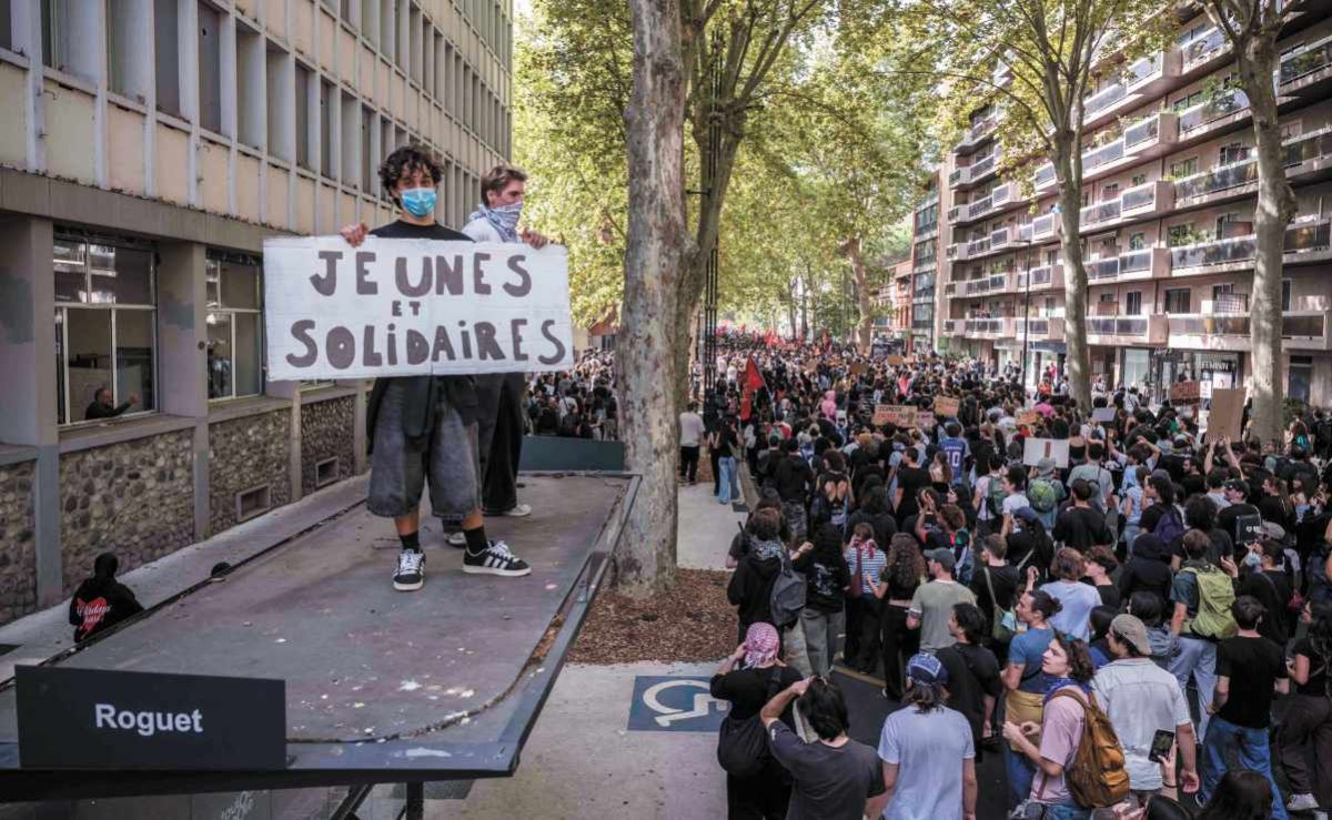Protestas-estudiantiles-movilizan-a-cientos-de-miles-en-Francia-por-mejoras-educativas