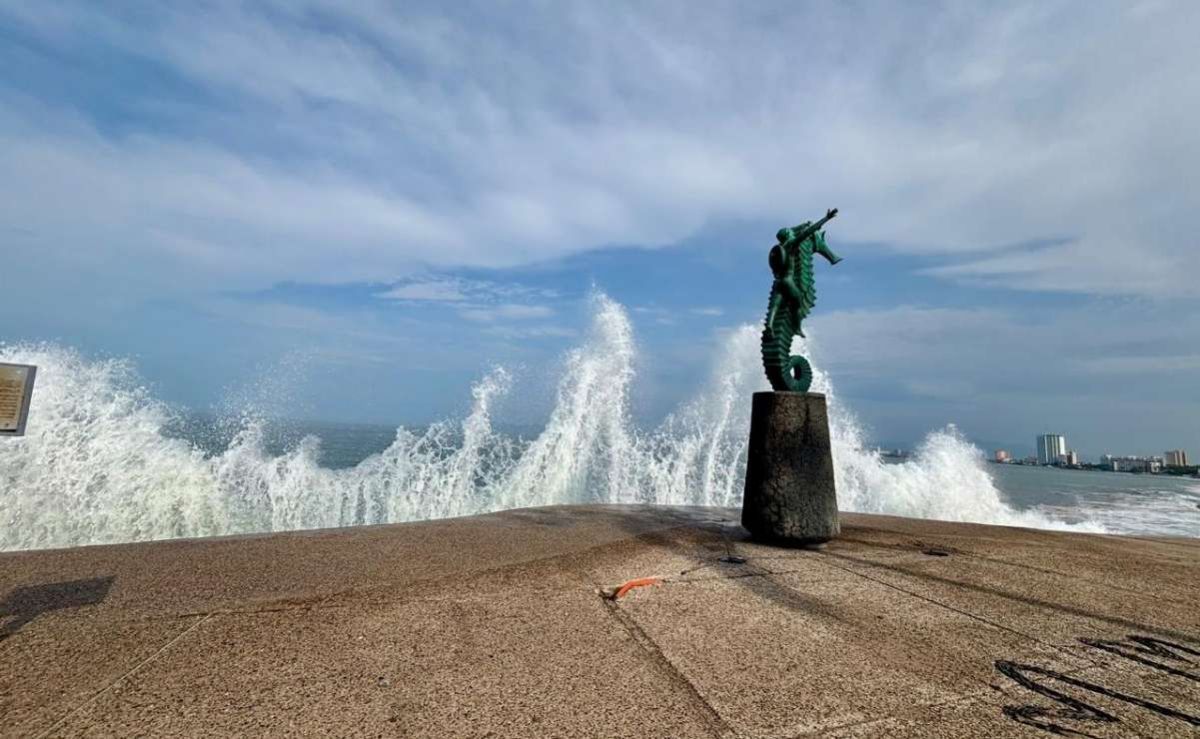 Puerto-Vallarta-se-prepara-para-el-impacto-del-huracan-Simon-entre-oleaje-elevado-y-zonas-acordonadas