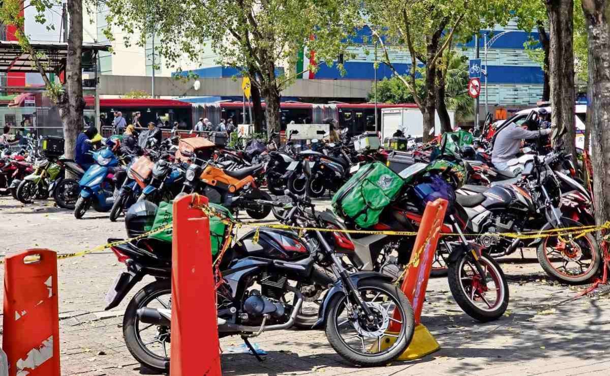 Repartidores-en-moto-esperan-en-banquetas-y-calles-ante-falta-de-espacios-en-CDMX