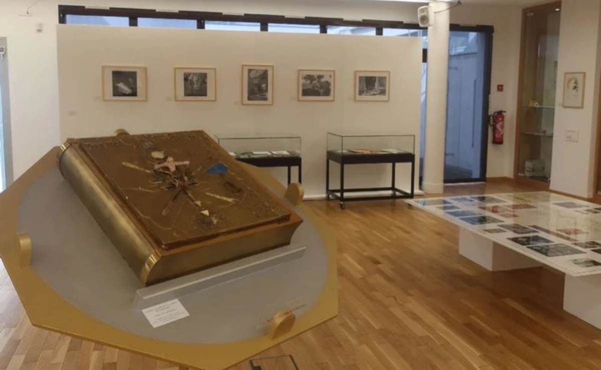 Roban-en-Francia-la-cubierta-del-Libro-del-Apocalipsis-de-Salvador-Dali