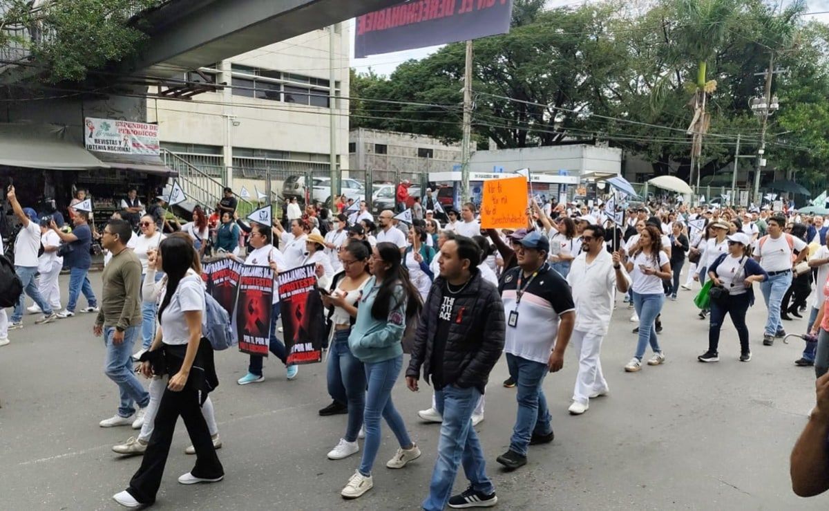 Trabajadores-del-IMSS-marchan-en-Cuernavaca-por-aumento-salarial-y-falta-de-insumos