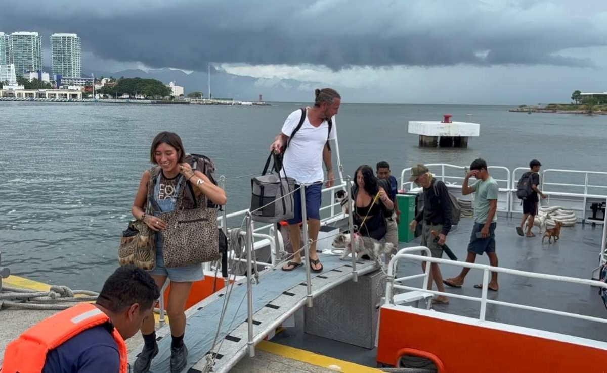 marina-evacua-a-76-personas-de-quimixto-y-yelapa-ante-llegada-del-huracan-simon