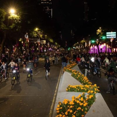 mas-de-100-mil-personas-participan-en-el-paseo-nocturno-de-dia-de-muertos-en-cdmx