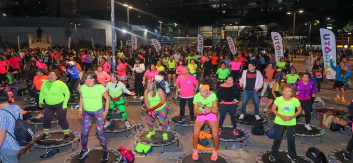 mas-de-400-personas-celebran-en-cdmx-el-cuarto-aniversario-de-la-clase-de-trampolin-mas-grande-del-mundo