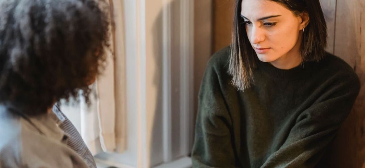 por-que-algunas-personas-evitan-mirar-a-los-ojos-al-hablar