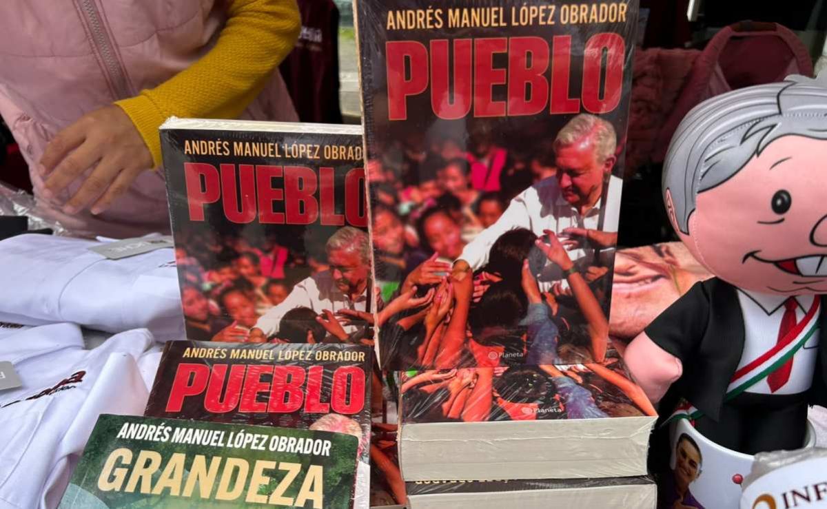 venden-libros-de-amlo-y-tazas-de-harfuch-afuera-del-consejo-nacional-de-morena